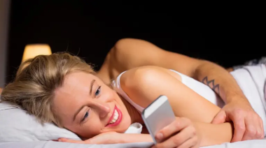 El celular reemplaza al cigarrillo después del sexo y afecta la conexión de pareja