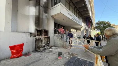 Ataque en la UNLP: el incendio en Económicas fue intencional y paralizó la actividad académica
