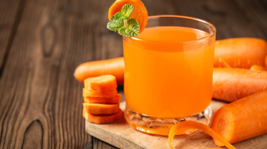 ¿El jugo de zanahoria puede darle color dorado a la piel?