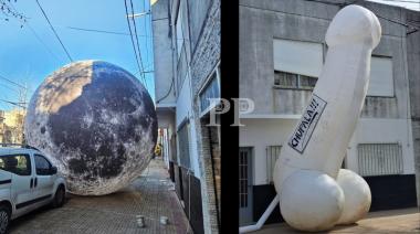 "Se robaron la luna": denunció una estafa y protestó con un particular inflable gigante