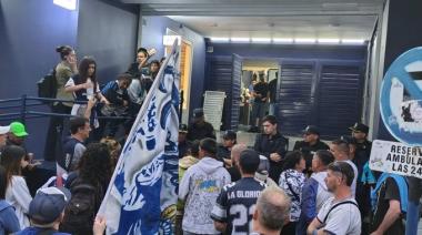 Crisis en Gimnasia: socios fueron a la sede a exigir explicaciones a la dirigencia | VIDEOS