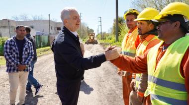 Alak inició obras en Romero y entregó mobiliario en una escuela