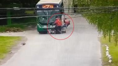 VIDEO | Accidente en Ensenada: un colectivo impactó con una moto