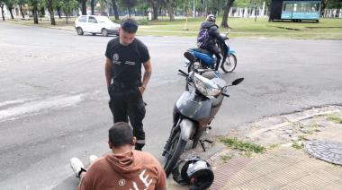 La Plata: iba en moto, resbaló con combustible y cayó pesadamente sobre el asfalto
