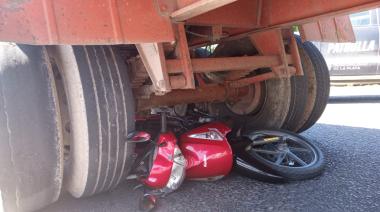 Grave choque en el ingreso a La Plata: un motociclista quedó atrapado debajo de un camión