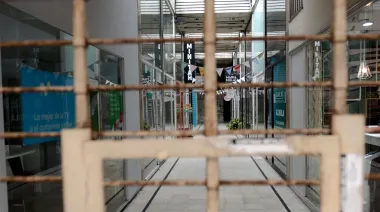 Locales vacíos, calles sin ritmo: se triplicaron las persianas bajas en La Plata