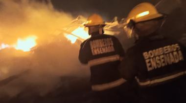 Brillante trabajo de Bomberos Voluntarios de Ensenada en el incendio industrial de Ezeiza