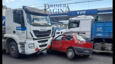 La Plata | Un auto atrapado entre dos camiones en 122 y 43 | VIDEO