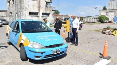 Cagliardi presentó un auto “nuevo”… con olor a usado para los exámenes de licencia