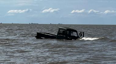 Berisso: Una pick-up quedó encajada y terminó varada en la arena