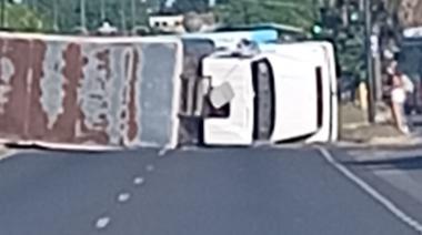 La Plata | Un camión volcó en Camino Centenario y 422, en la zona de Villa Elisa