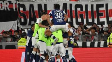 A pesar del árbitro, Gimnasia ganó en el Monumental después de 20 años