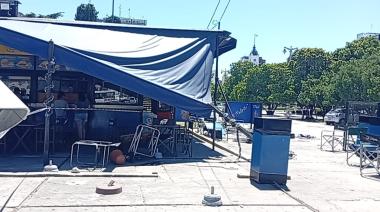 Se descompensó, subió a Plaza Moreno, destruyó mesas y sillas en “El Pulpito”, chocó y murió