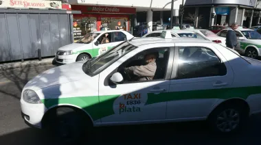 Giro inesperado que reconfigura la batalla entre taxistas contra las apps