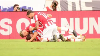 CLÁSICO PLATENSE | El León salió de caza en el Bosque y dejó al Lobo sin final