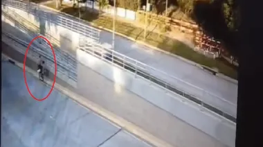 Dramática caída en Tolosa: un ciclista perdió el dominio de su bicicleta y hoy pelea por su vida | VIDEO