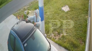 “Ya estamos cansados, no hacen nada”: siguen robando los techos solares de autos en Los Hornos | VIDEO