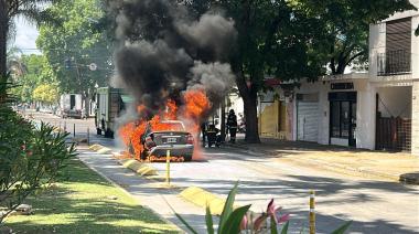 LA PLATA | Susto en Diagonal 74: un auto se prendió fuego en plena calle y causó pánico en La Loma