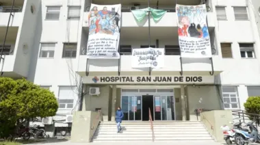 Un vigilador fue baleado en el pecho en una fábrica de La Plata y pelea por su vida