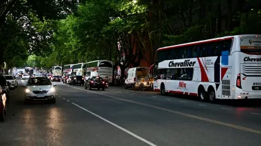 Cien micros, una ilusión: Estudiantes movilizó a su gente para la final