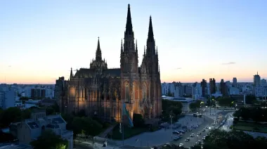 Vuelve la Noche de los Templos a La Plata: recorridos guiados, música, historia