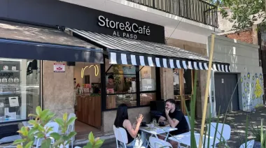 LA PLATA | Un café a precio simbólico en plena Navidad: la apuesta de Store&Café para encontrarse con la ciudad