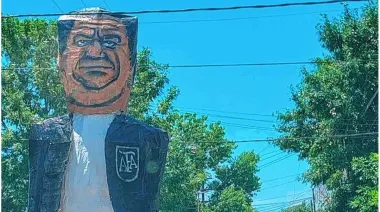 Ardió Tapia en Berisso: la quema de muñecos reflejó el hartazgo de los hinchas