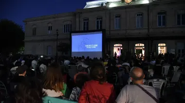Cine gratis y al aire libre: La Plata enciende las pantallas durante el verano