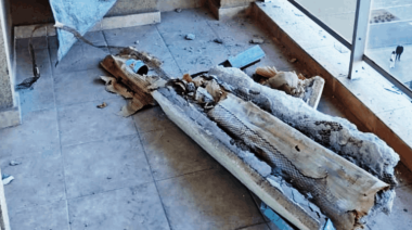 Peligro de derrumbe en el centro de La Plata: cayó un balcón del piso 5 en 58 entre 12 y 13