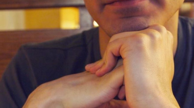 ¿Hacer sonar los dedos causa artritis?