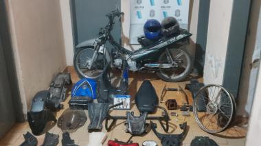 Operativo en Los Hornos: cuatro aprehendidos y motos robadas recuperadas