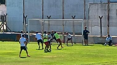 En una jornada de fútbol intenso, el Rojo de Ensenada ajusta piezas en Quilmes