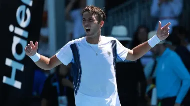 Con sangre tripera: el platense Tomás Etcheverry avanza con autoridad y paso firme en el Abierto de Australia