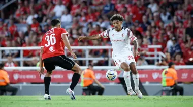 Reacción de campeón: Estudiantes madrugó a Independiente y rescató un punto en un debut electrizante