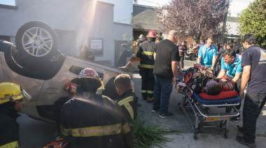 Caos y milagro en Berisso: un auto terminó con las ruedas hacia arriba tras un violento choque en cadena