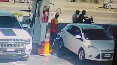 Violento robo en una Shell de avenida 44: motochorros amenazaron a clientes y huyeron