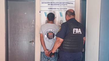 Pirómano en el centro de La Plata: atraparon al hombre que quemó una decena de contenedores en plena tarde