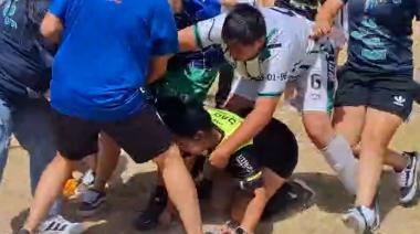 Batalla campal en Bahía Blanca: atacaron a una árbitra y un jugador terminó hospitalizado