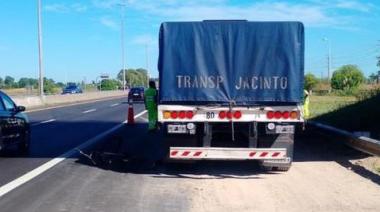Un joven terminó hospitalizado tras chocar su bicicleta contra un camión en la Autopista