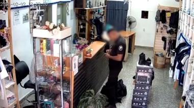 La Plata: Un agente penitenciario fue grabado mientras robaba uniformes de su propia fuerza