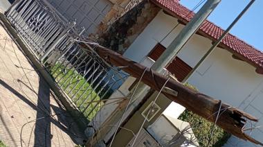 Caída de un poste en Tolosa genera cortes de servicios y tensión en 528 y 12