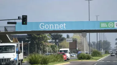 Dramático episodio en Gonnet: un hombre cayó del puente peatonal