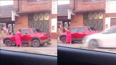 Una mujer atacó a martillazos la camioneta de su ex pareja