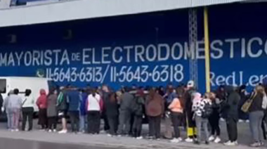 Impactante fila de 10 cuadras en Burzaco: 3.000 personas buscaron empleo en un depósito
