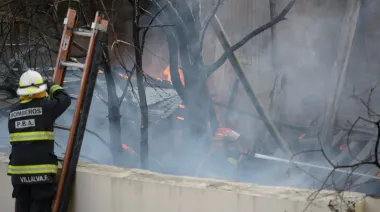Voraz incendio de pastizales en San Carlos: el fuego acechó viviendas junto al Arroyo El Gato
