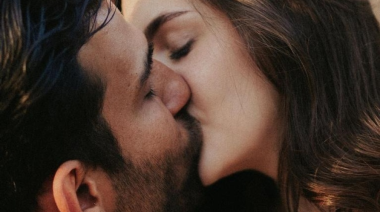 Besarse en los labios mejora la salud física y emocional, según la ciencia