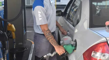 Suba de nafta: el Gobierno oficializó el nuevo esquema impositivo