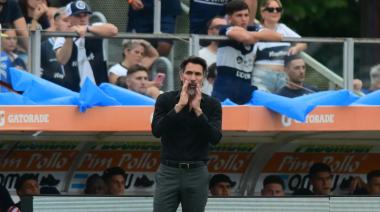 "Le erraron por centímetros": la explosiva queja de Eduardo Domínguez tras el ataque al micro de Estudiantes