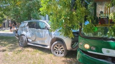 Ensenada: chocaron una camioneta y un micro de la línea 275 en Punta Lara