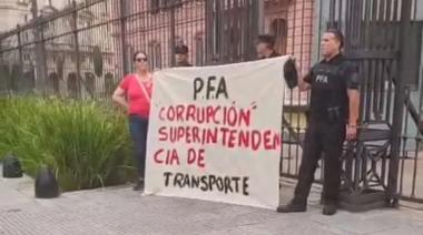 Un policía armado protestó frente a la Casa Rosada y denunció una red de corrupción en la fuerza